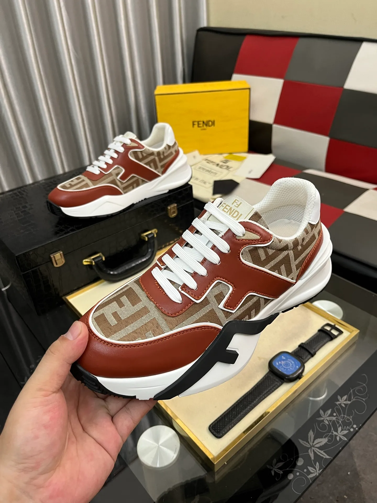 Men's men's shoes 💰560⌚️⌚️FENDI.•FENDI unique modern style sneakers. Counter purchasing🏃casual shoes😍😍 Original breathable fly-knit mesh imported from Italy (refuses to discolor and abrade feet) soles: Original soles specially provided by the original factory, super cool😍 French lazy style design ⚠️ Original quality, super comfortable and wear-resistant original soles. Code number: 38-442️⃣Colors available